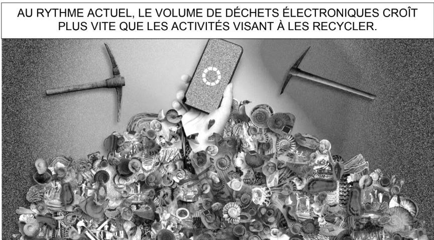 Hand hält ein Smartphone über einem Haufen Elektroschrott.